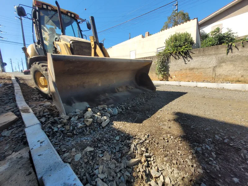 Prefeitura de Criciúma pavimenta rua Rainha da Paz no bairro Ana Maria