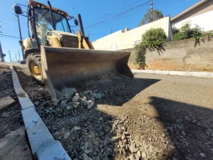Prefeitura de Criciúma pavimenta rua Rainha da Paz no bairro Ana Maria