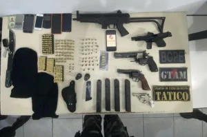 PM apreende armas de fogo e prende cinco bandidos de facção criminosa
