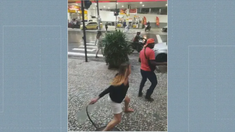Agressora de entregadores chega para prestar depoimento em delegacia na Zona Sul do Rio