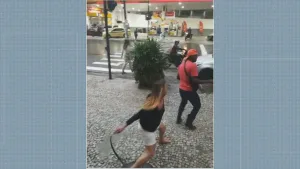 Agressora de entregadores chega para prestar depoimento em delegacia na Zona Sul do Rio