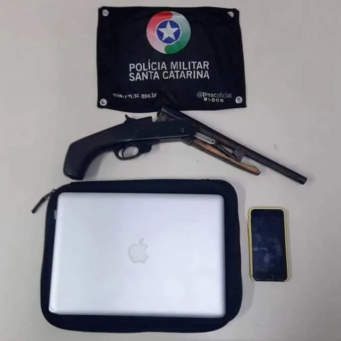 Três homens são presos por posse ilegal de arma de fogo e receptação.