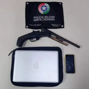 Três homens são presos por posse ilegal de arma de fogo e receptação.