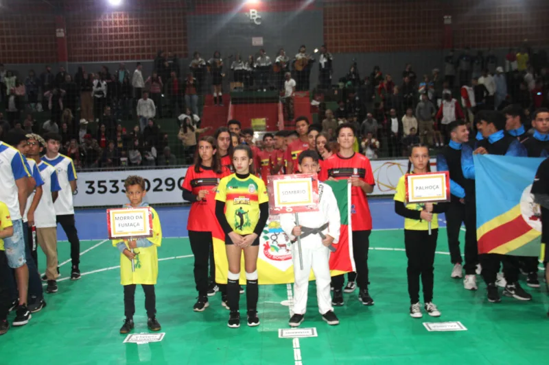 Abertura dos Joguinhos Abertos de Santa Catarina lota ginásio Rogério Valerim em Sombrio