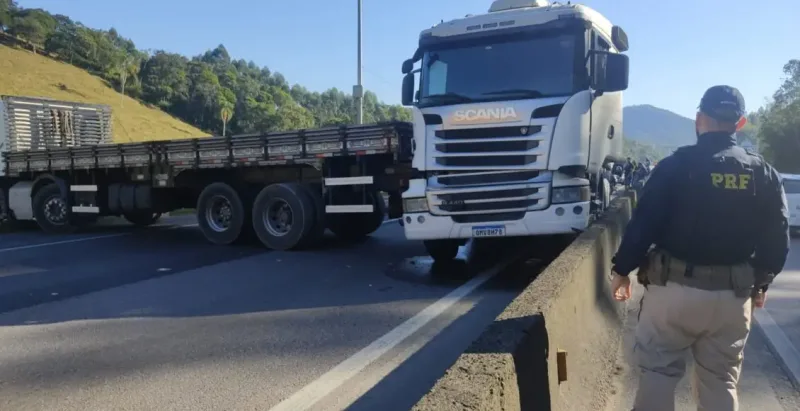 Carreta faz um “L” após acidente na BR-101