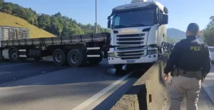 Carreta faz um “L” após acidente na BR-101