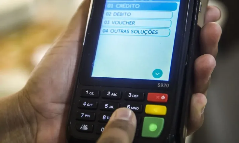Funcionária de loja é acusada de usar cartões de clientes em compras