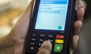 Funcionária de loja é acusada de usar cartões de clientes em compras