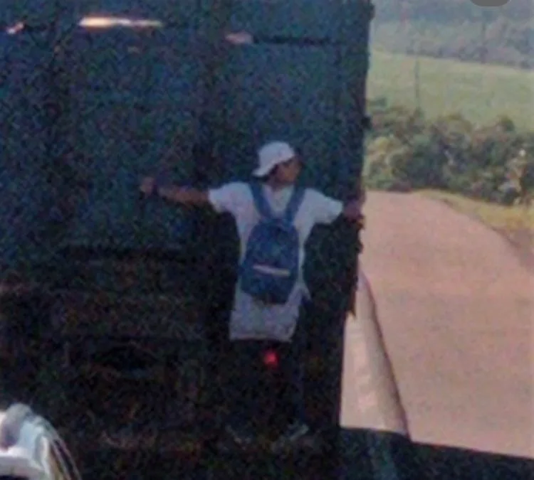 Vídeo: PFR Flagra carona inusitada de jovem em caminhão