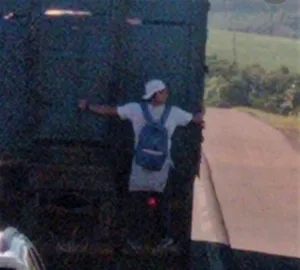 Vídeo: PFR Flagra carona inusitada de jovem em caminhão