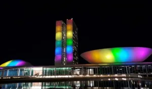 Congresso tem iluminação especial pelo Dia Internacional do Orgulho LGBTQIAP+