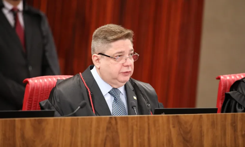 1x1 Raul Araújo vota a favor de Bolsonaro e empata julgamento