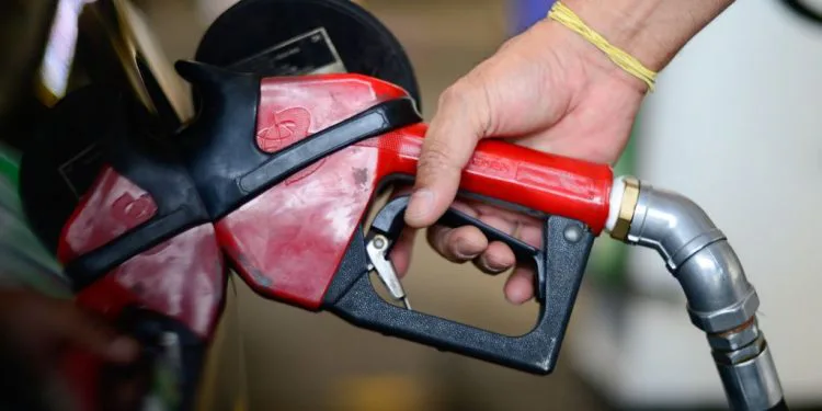 Preços dos combustíveis devem aumentar com retorno de impostos hoje