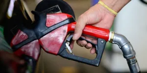 Preços dos combustíveis devem aumentar com retorno de impostos hoje