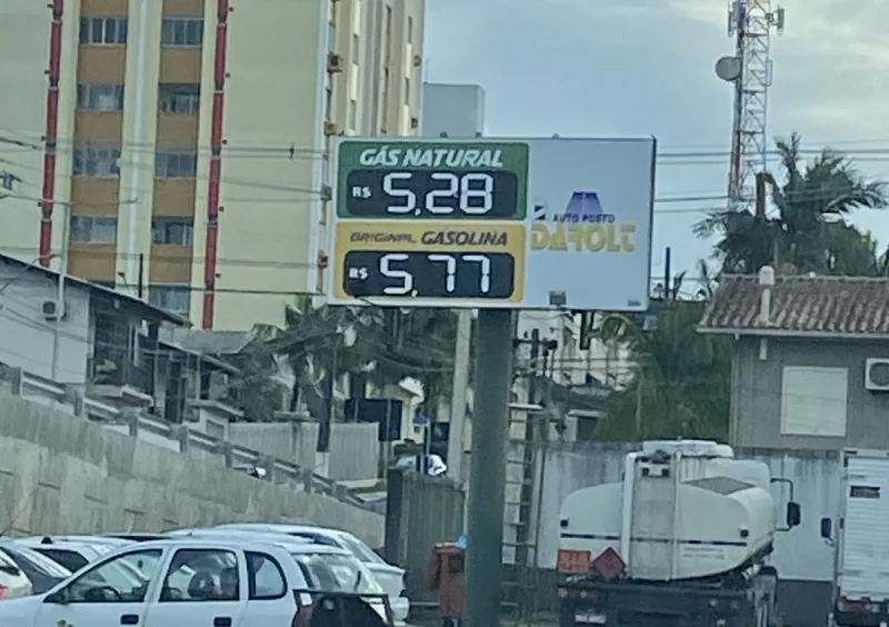 Gasolina já chega próximo á seis reais o litro em Criciúma
