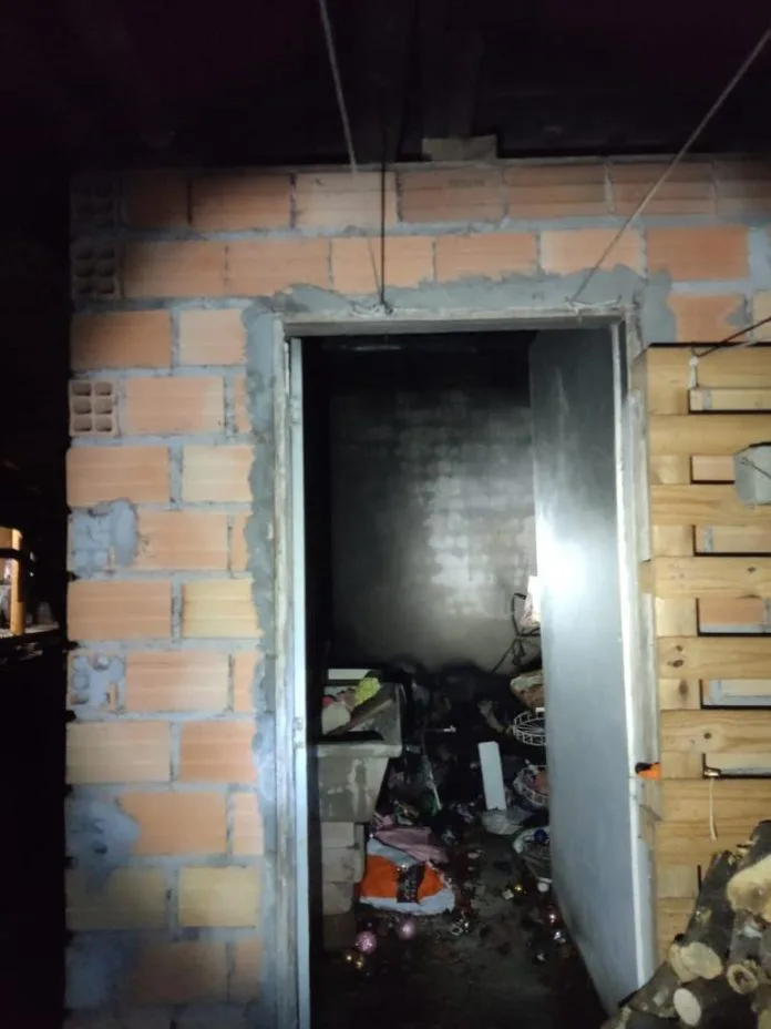 Proprietário e vizinhos combatem incêndio na área de serviço de residência