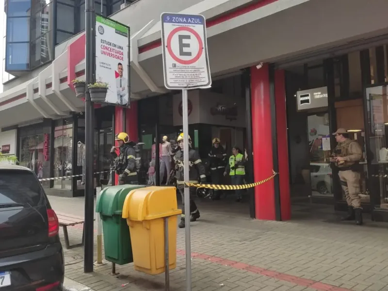 Possível incêndio fecha rua na área central de Criciúma