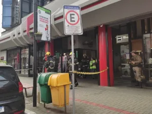 Possível incêndio fecha rua na área central de Criciúma
