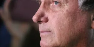 Deputados assinam projeto de lei para derrubar ineligibilidade de Bolsonaro; veja a lista
