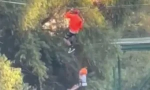 VIDEO; Menino sobrevive a uma queda de tirolesa no México