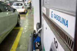 Frentista de 64 anos é baleado durante assalto a posto de gasolina em São José