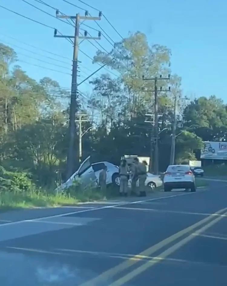 Video; Carro sai da pista no bairro Linha Anta em Criciúma