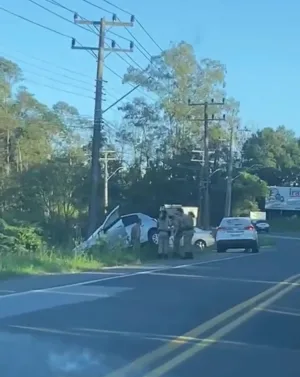 Video; Carro sai da pista no bairro Linha Anta em Criciúma