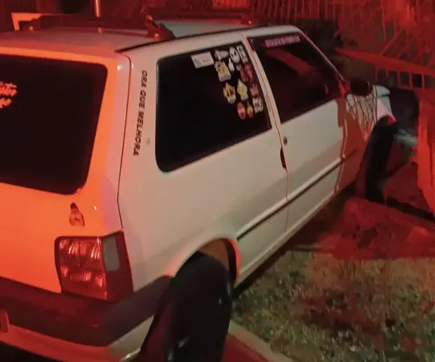 Motorista tenta atropelar policial, foge e bate carro em muro, em Criciúma