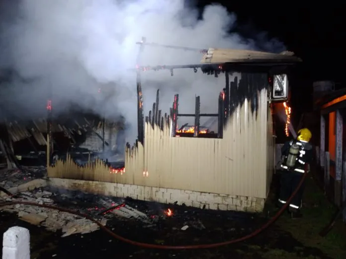 Fogo destrói residência e quase atinge casa vizinha em Araranguá