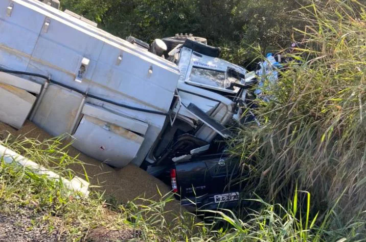 Caminhão tomba e mata homem no poço oito em Içara
