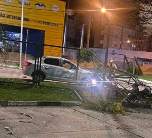 Criciúma: Motorista perde controle e colide em grade do Terminal Central