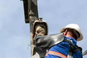 Ciclone: Celesc recupera energia de 310 mil unidades consumidoras; ainda há cidades sem luz