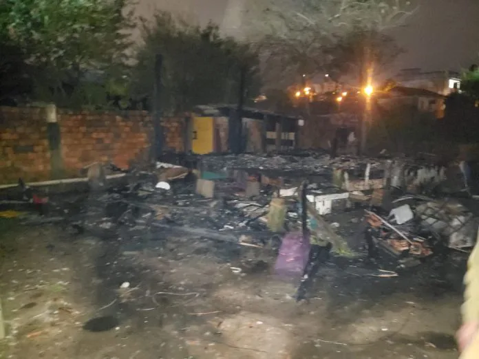 Criciúma: Casa é destruída por incêndio no bairro Vida Nova
