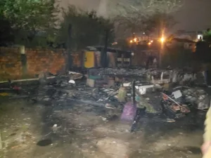 Criciúma: Casa é destruída por incêndio no bairro Vida Nova