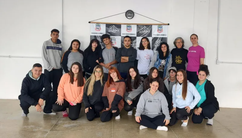 Estudantes da Escola Jovem participam de aula de yoga na Casa da Cultura de Sombrio