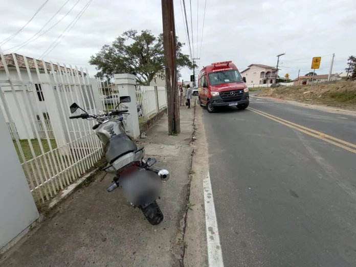 Motociclista fica em estado grave após colisão contra poste em Jaguaruna