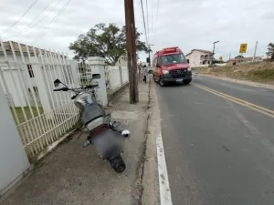 Motociclista fica em estado grave após colisão contra poste em Jaguaruna