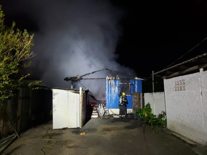 FOTOS: Casa de maneira é completamente destruída por incêndio em Criciúma