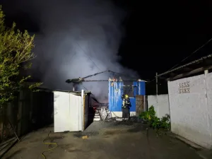 FOTOS: Casa de maneira é completamente destruída por incêndio em Criciúma