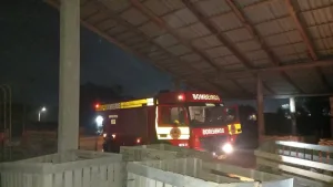 Incêndio atinge indústria de pallets em Içara