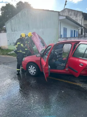 Carro com compartimento do motor trancado pega fogo em Criciúma