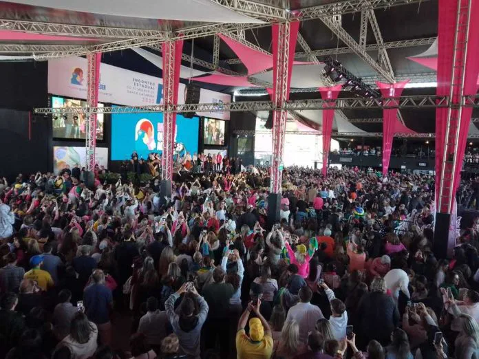 Michelle Bolsonaro atrai grande público em evento em Florianópolis