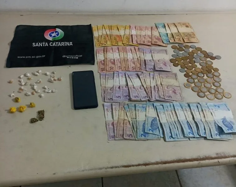 PM apreende adolescente com drogas e dinheiro em Araranguá