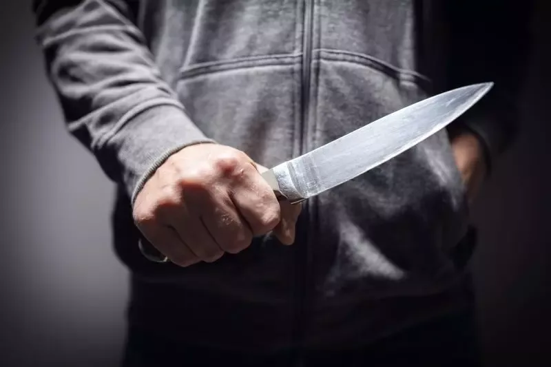 Homem escapa da morte após sofrer cinco facadas pelas costas em Blumenau