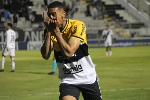 Atacante Hygor chega hoje a Criciúma