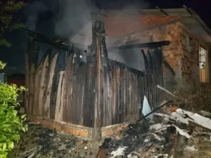 Incêndio em depósito mobiliza moradores em Siderópolis