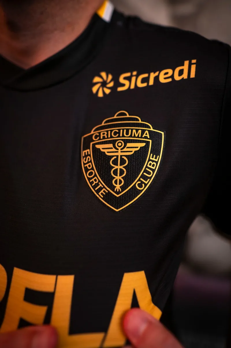 CRICIÚMA APRESENTA UNIFORME ESPECIAL COM ESCUDO RETRÔ