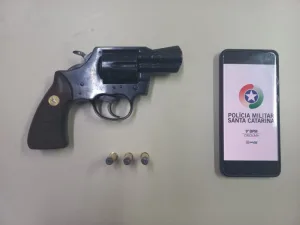 PM apreende arma de fogo, munições e cocaína no bairro Linha Batista em Criciúma