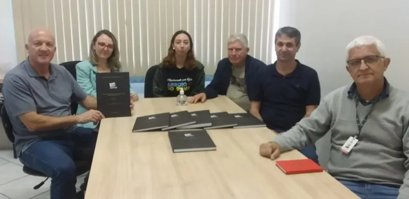 Técnicos do Iparque fazem entrega da revisão do Plano de Saneamento Básico de Arroio do Silva