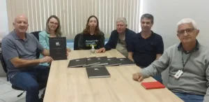 Técnicos do Iparque fazem entrega da revisão do Plano de Saneamento Básico de Arroio do Silva